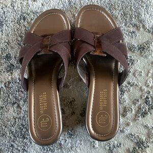 EUC Mootsie Tootsie brown slides size 6.